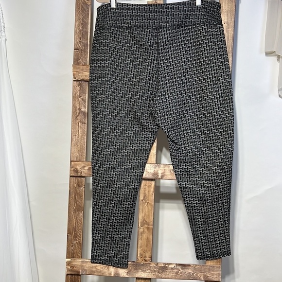 Ashley blue women’s black and white pattern Pull on leggings. Size 3XL. EUC - Picture 3 of 6